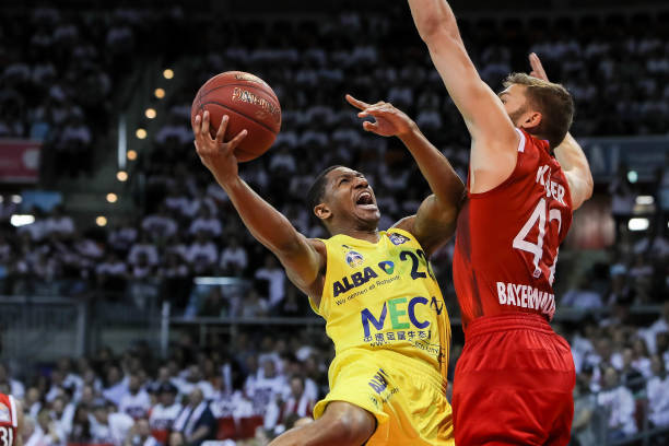 但她凭借着 但她凭借着